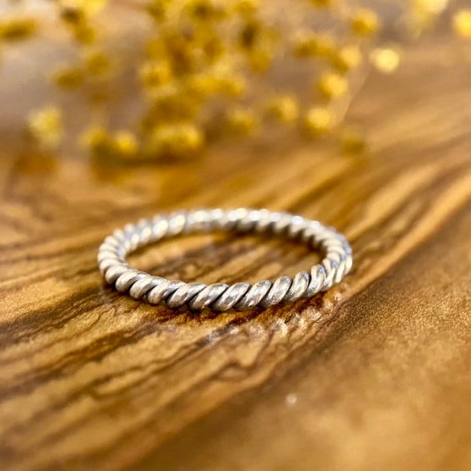 Gewundener Silberring | Boho Ring Strukturierter Minimalistisch Ideal Für Stapelringe Stapelring von MooiMundiArt