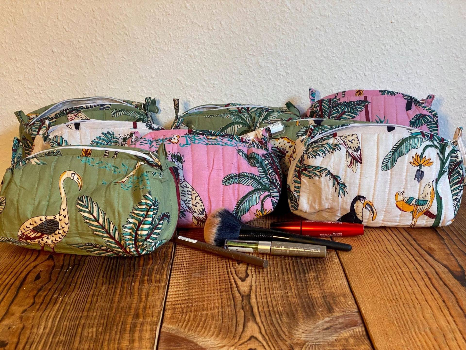 Kleine Kulturtasche in Grün, Weiß Und Rosa | Kosmetiktasche Aus Baumwolle Mit Dschungelmotiv Reise Kosmetikbeutel Kleine Kulturtasche in Grün, Weiß Und Rosa | Kosmetiktasche Aus Baumwolle Mit Dschungelmotiv Reise Kosmetikbeutel von MooiMundiArt
