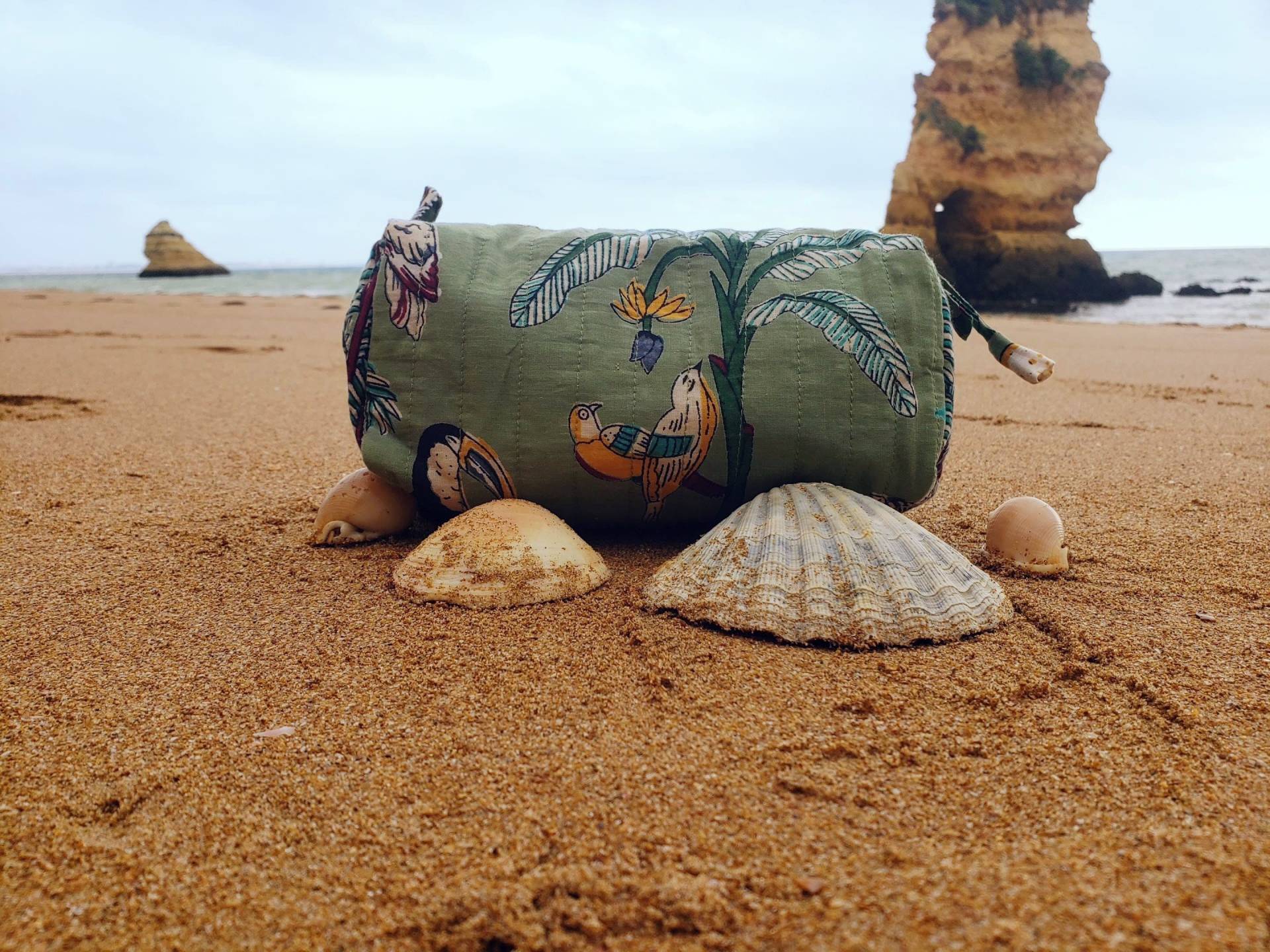 Kulturtasche Klein in Grün| Kosmetiktasche Aus Baumwolle Mit Dschungelmotiv Kulturtasche Klein in Grün| Kosmetiktasche Aus Baumwolle Mit Dschungelmotiv von MooiMundiArt