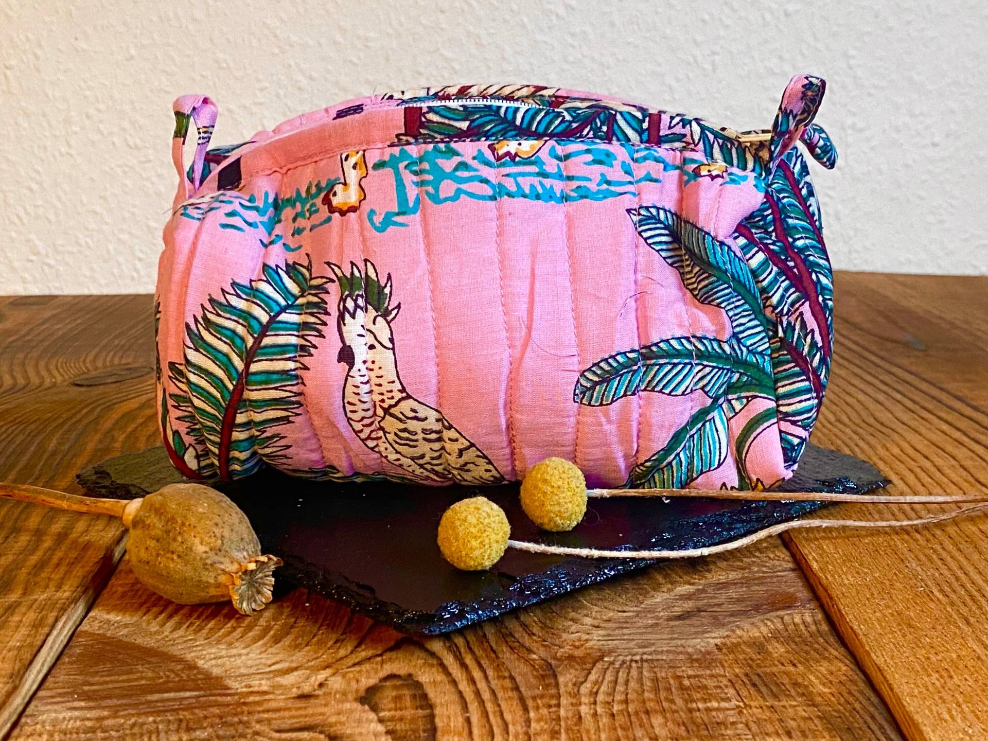 Kulturtasche Klein in Rosa | Recycelter Baumwolle Aus Indien Kosmetiktasche Mit Dschungelmotiv Kulturtasche Klein in Rosa | Recycelter Baumwolle Aus Indien Kosmetiktasche Mit Dschungelmotiv von MooiMundiArt