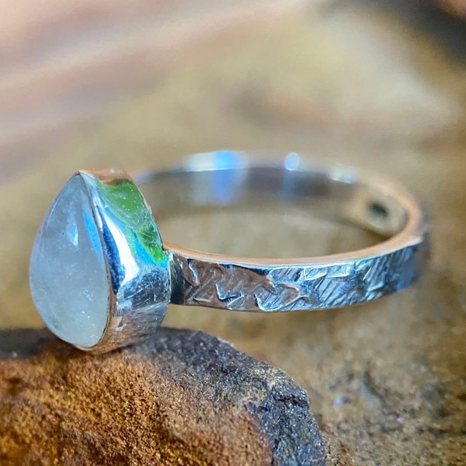Zierlicher Silberring Mit Mondstein, Boho Ring Mondstein in Tropfenform Hellen Blautönen Zierlicher Silberring Mit Mondstein, Boho Ring Mondstein in Tropfenform Hellen Blautönen von MooiMundiArt