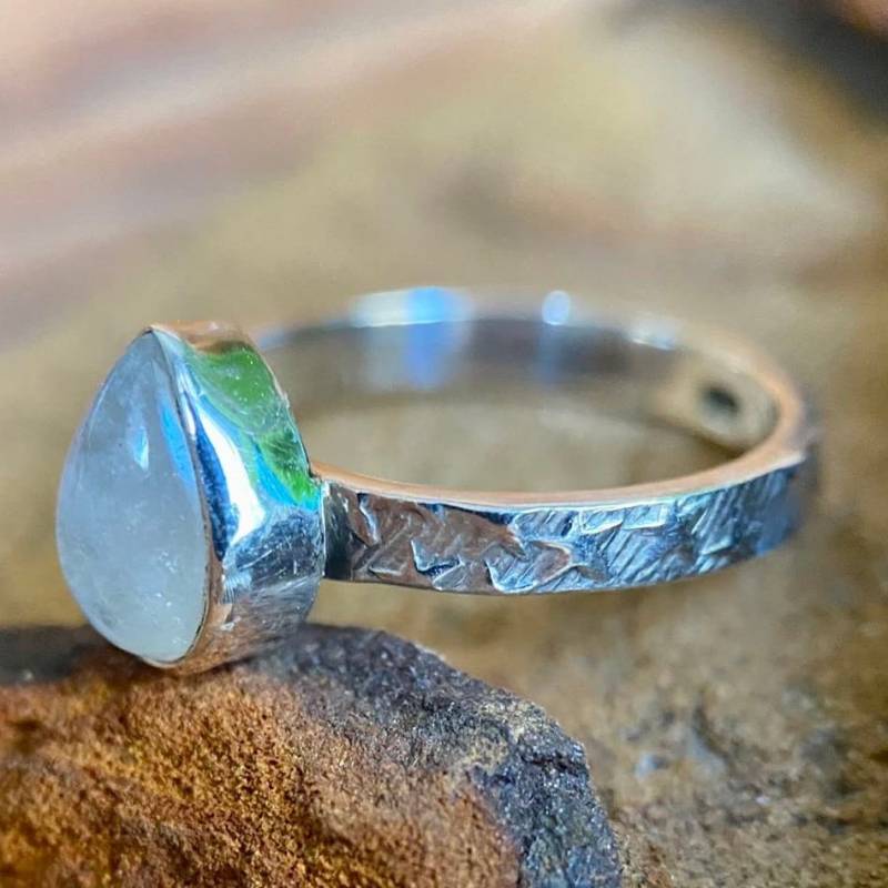 Zierlicher Silberring Mit Mondstein, Boho Ring Mondstein in Tropfenform Hellen Blautönen von MooiMundiArt