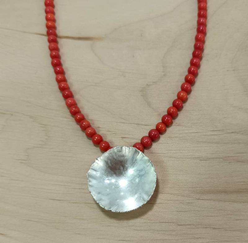 Silberne Anhänger, Halbschale Form, Handgeschmiedet, An Rote Bambuskoralle Kette Silberne Anhänger, Halbschale Form, Handgeschmiedet, An Rote Bambuskoralle Kette von MooiSchoen