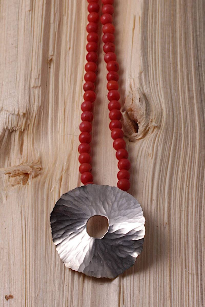Silberne Blumen Anhänger Mit Bambuskoralle-Kette Silberne Blumen Anhänger Mit Bambuskoralle-Kette von MooiSchoen