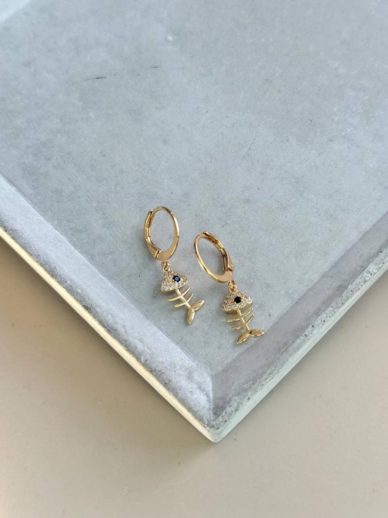 Vergoldete, Kleine Creolen Mit Vergoldeten Fisch Gräten Anhänger | Huggie Zirkonia Schmuck Geschenk von MoonAndPearlsStudio