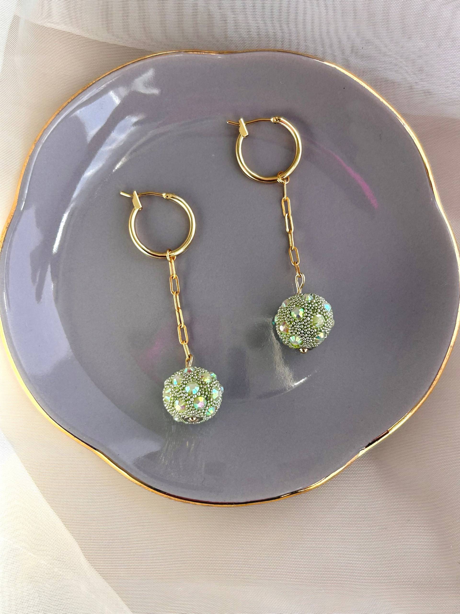 Vergoldete Creolen Mit Mint Grünen Perlen Anhänger | Lange Grüne Ohrringe Zirkonia Stein Schmuck Goldene Boho von MoonAndPearlsStudio