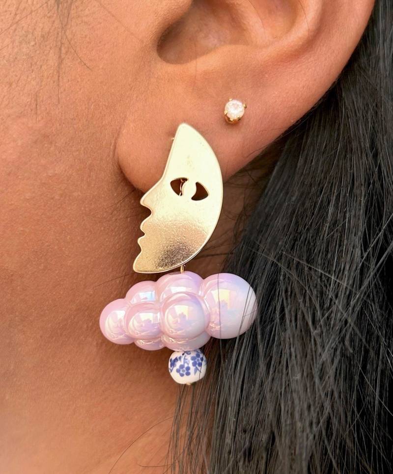 Vergoldete Halbmond Creolen Mit Rosa Wolken Anhänger | Weiße Keramik Perlen Ohrringe Boho Mond Geschenk von MoonAndPearlsStudio