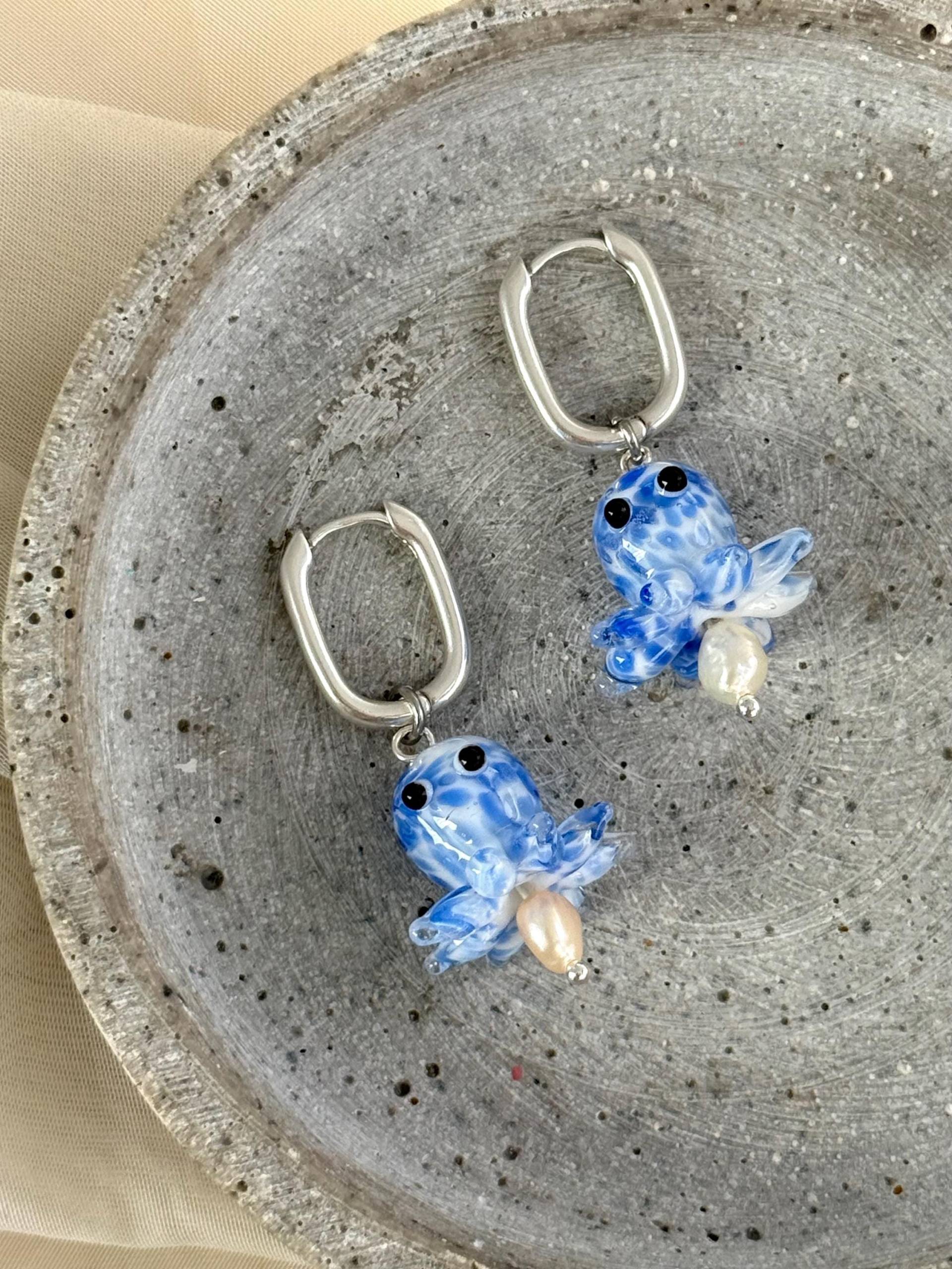 Versilberte Creolen Mit Blauen, Marine Anhänger Aus Glas | Eckige Silber Süßwasser Perlen Schmuck Oktopus Versilberte Creolen Mit Blauen, Marine Anhänger Aus Glas | Eckige Silber Süßwasser Perlen Schmuck Oktopus von MoonAndPearlsStudio