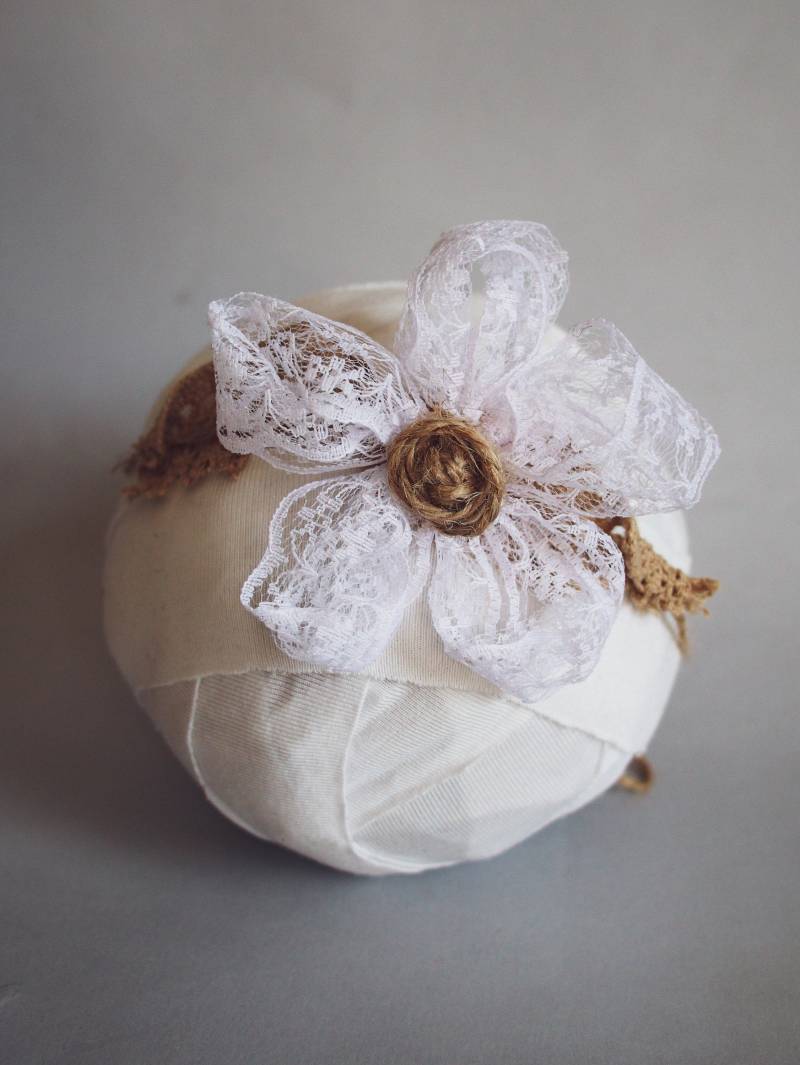 Newbor Raffhalter - Vintage Haarband Baby Mädchen Blumen Neugeborenen Stirnband Spitzen Spitze von MoonBirdArtStudio
