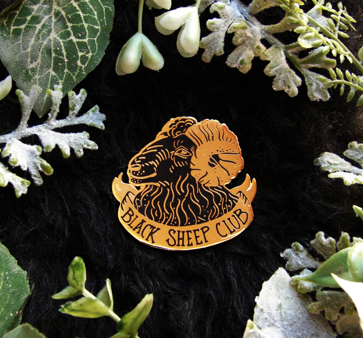 Hexe Emaille Pin Anstecknadel Schwarzes Schaf Schwarz Gold Goth Spinner Hexe Emaille Pin Anstecknadel Schwarzes Schaf Schwarz Gold Goth Spinner von MoonBratStudio