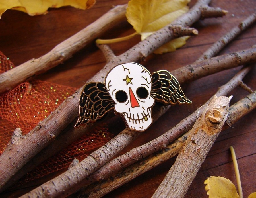 Totenkopf Emaille Pin Memento Mori Anstecknadel Geflügelter Salem Friedhof Hexe Goth Gothic Totenkopf Emaille Pin Memento Mori Anstecknadel Geflügelter Salem Friedhof Hexe Goth Gothic von MoonBratStudio