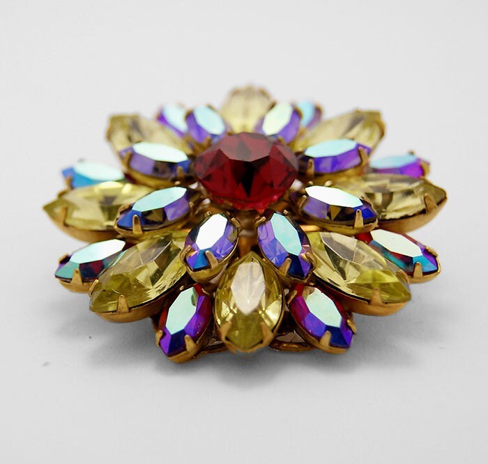 Atemberaubende Und Funkelnde Jonquil Blossom Brosche/Anhänger - Vintage Steine Ooak von MoonBubbles