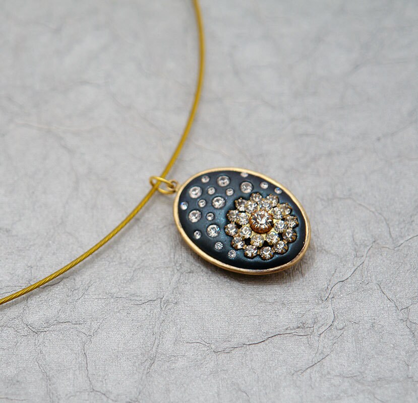Einfach Funkelnd - Swarovski Crystal & Clay Anhänger Einzigartig Und Brillant Klare Kristalle Auf Tiefblauem Schwarz Einfach Funkelnd - Swarovski Crystal & Clay Anhänger Einzigartig Und Brillant Klare Kristalle Auf Tiefblauem Schwarz von MoonBubbles