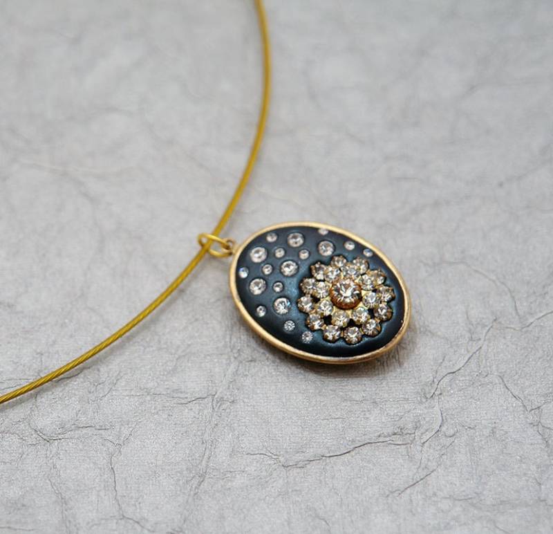 Einfach Funkelnd - Swarovski Crystal & Clay Anhänger Einzigartig Und Brillant Klare Kristalle Auf Tiefblauem Schwarz Einfach Funkelnd - Swarovski Crystal & Clay Anhänger Einzigartig Und Brillant Klare Kristalle Auf Tiefblauem Schwarz von MoonBubbles