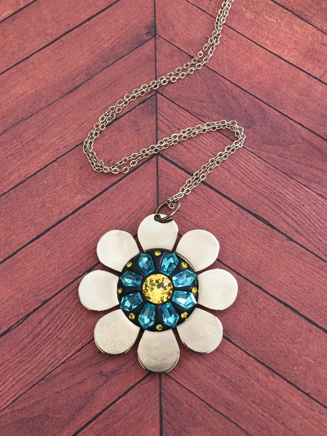 Gelb & Aqua Daisy Anhänger Vintage Swarovski Kristall Strass Floral Halskette - Handgemacht in Blau, Gelb Und Schwarz Auf Silber Seltenes Glas Gelb & Aqua Daisy Anhänger Vintage Swarovski Kristall Strass Floral Halskette - Handgemacht in Blau, Gelb Und Schwarz Auf Silber Seltenes Glas von MoonBubbles