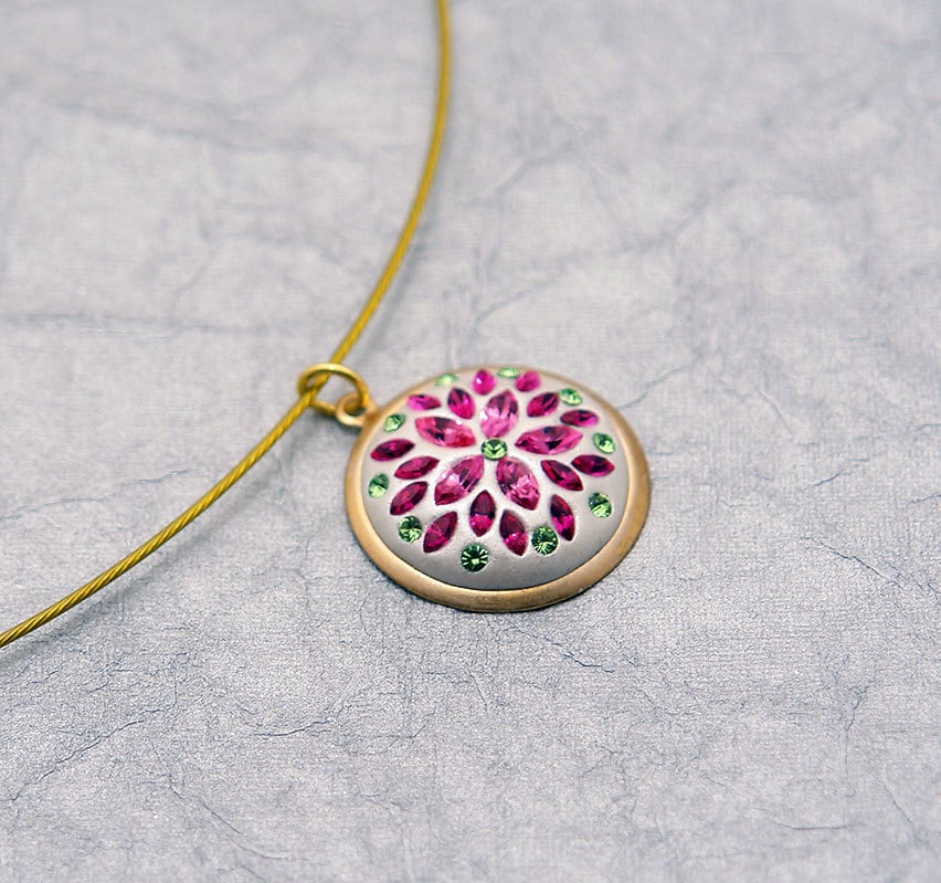 In Der Farbe Rosa Floraler Swarovski Anhänger Mit Rose, Fuchsia Und Peridot - Unikat Brillant In Der Farbe Rosa Floraler Swarovski Anhänger Mit Rose, Fuchsia Und Peridot - Unikat Brillant von MoonBubbles