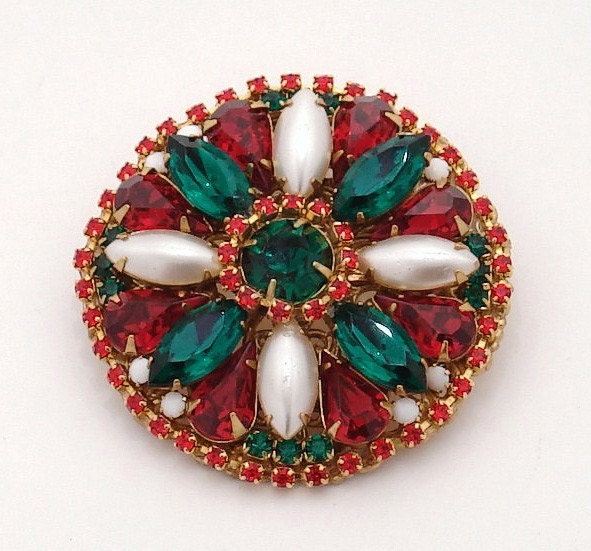 Weihnachtsbrosche Mit Vintage Strasssteinen Und Perlen. Perfekt Für Den Urlaub von MoonBubbles