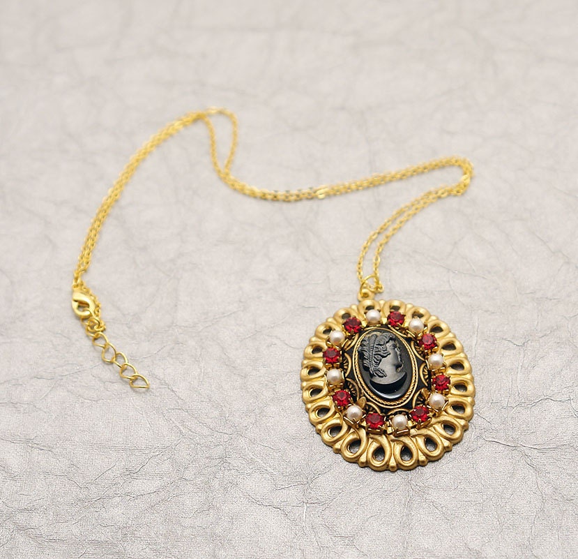 Wunderschöner Black & Grey Cameo Anhänger Mit Vintage Swarovski Rubinen Und Perlen - Gefasst in Vintage Messing Wunderschöner Black & Grey Cameo Anhänger Mit Vintage Swarovski Rubinen Und Perlen - Gefasst in Vintage Messing von MoonBubbles