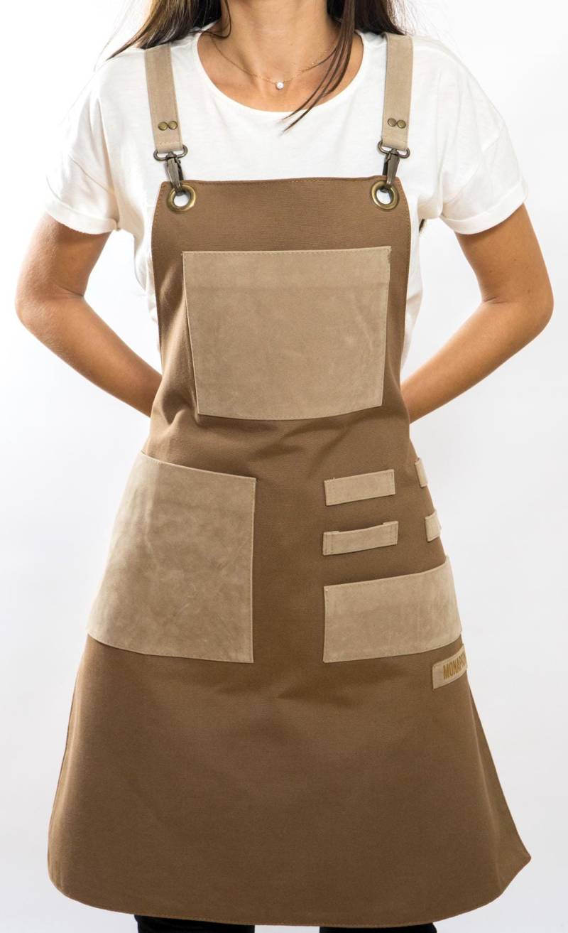 Beige Braun Design Schürze Wildleder Riemen Große Taschen Männer Frauen Barista-Friseur-Barber-Make Up Artist-Köche-Servier-Barkeeper - Grill von MoonDesignNYC