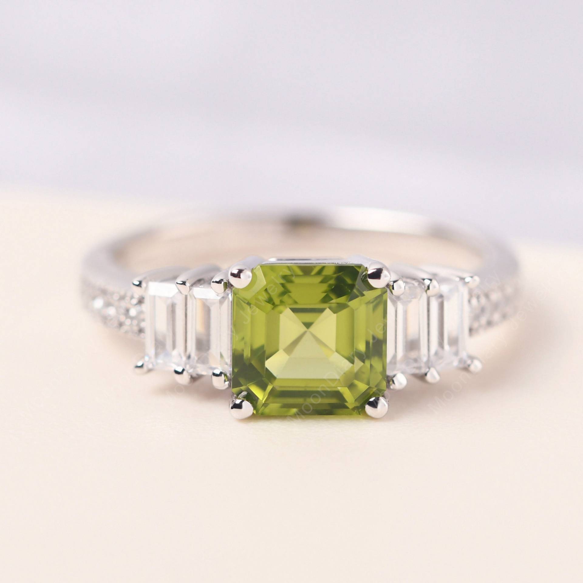 14K Weißgold Retro Peridot Ehering Baguette Side Stone Asscher Cut August Geburtsstein Ring von MoonDiaryJewelry