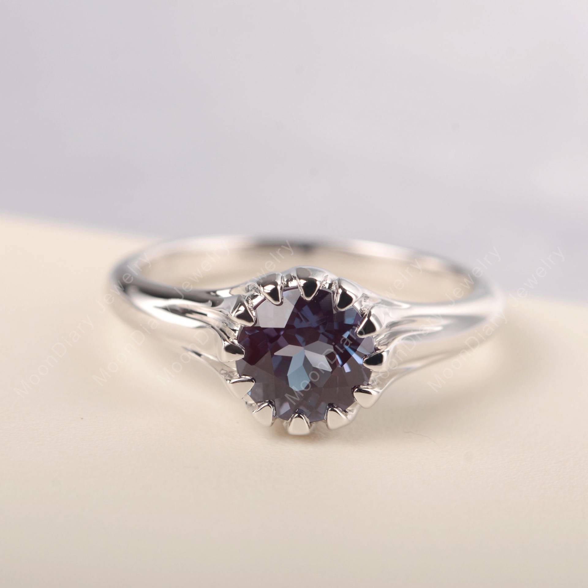 Alexandrit Solitär Verlobungsring Rundschliff Farbwechsel Juni Geburtsstein Sterling Silber Schlichter Bandring Alexandrit Solitär Verlobungsring Rundschliff Farbwechsel Juni Geburtsstein Sterling Silber Schlichter Bandring von MoonDiaryJewelry