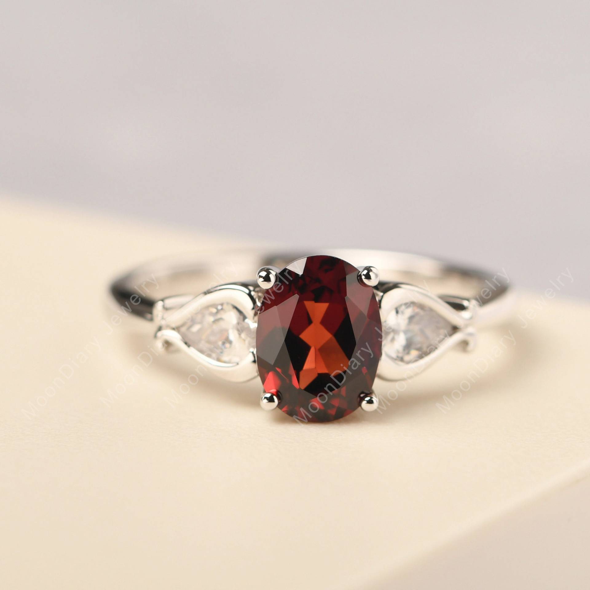Antique Granat Ring Oval Verlobungsring Mit Birnen Seitensteinen Plain Band Januar Geburtsstein Antique Granat Ring Oval Verlobungsring Mit Birnen Seitensteinen Plain Band Januar Geburtsstein von MoonDiaryJewelry