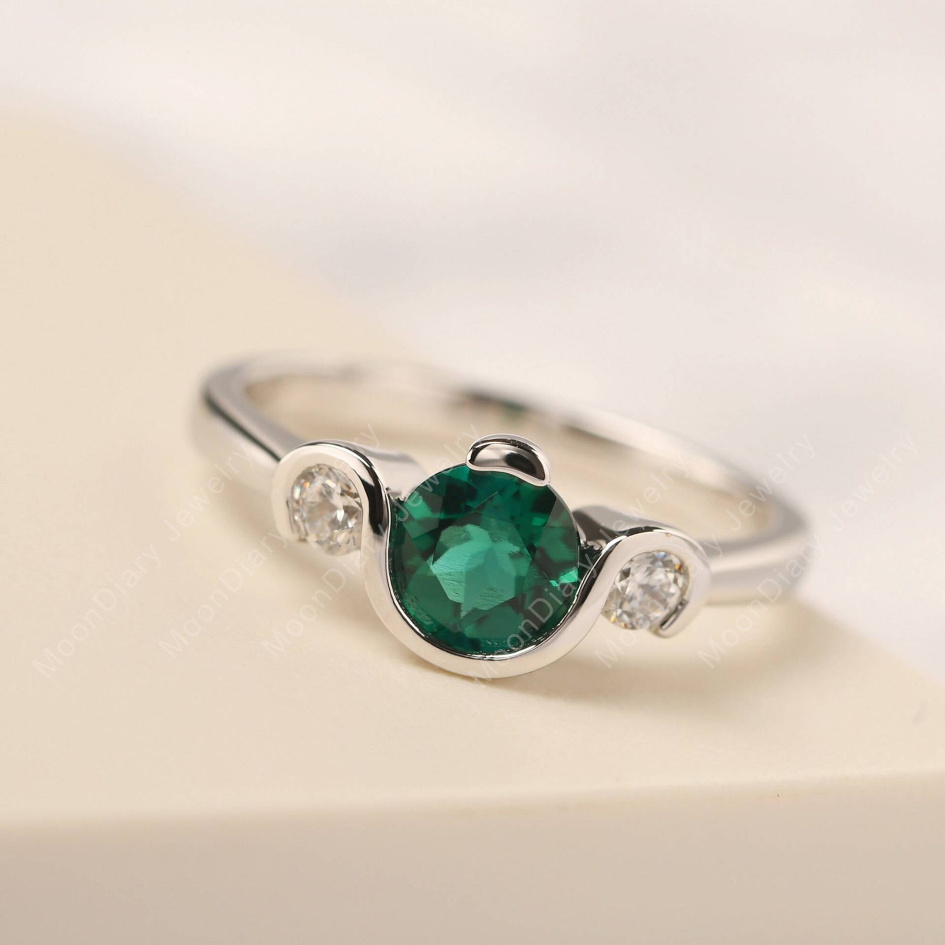 Art-Deco-Smaragd Ring Silber Runden Grünen Stein Mai Geburtsstein Drei Steinring Art-Deco-Smaragd Ring Silber Runden Grünen Stein Mai Geburtsstein Drei Steinring von MoonDiaryJewelry
