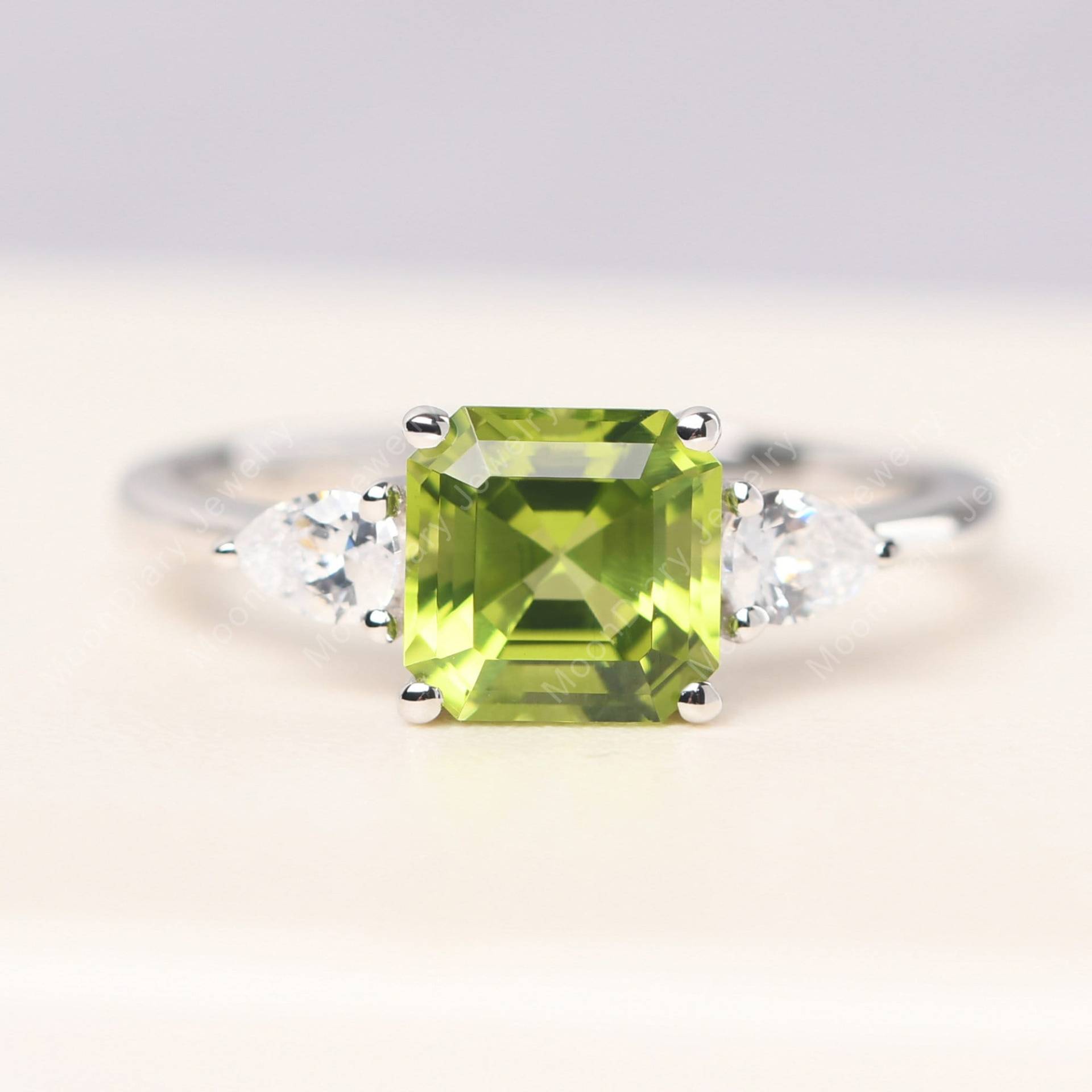 Asscher Cut Peridot Ehering Mit Seitenstein Sterling Silber August Geburtsstein Ring von MoonDiaryJewelry