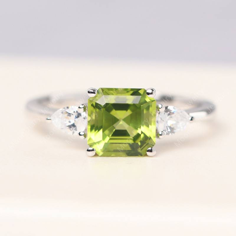 Asscher Schnitt Peridot Trauring Mit Seitenstein Sterling Silber August Geburtsstein Ring von MoonDiaryJewelry