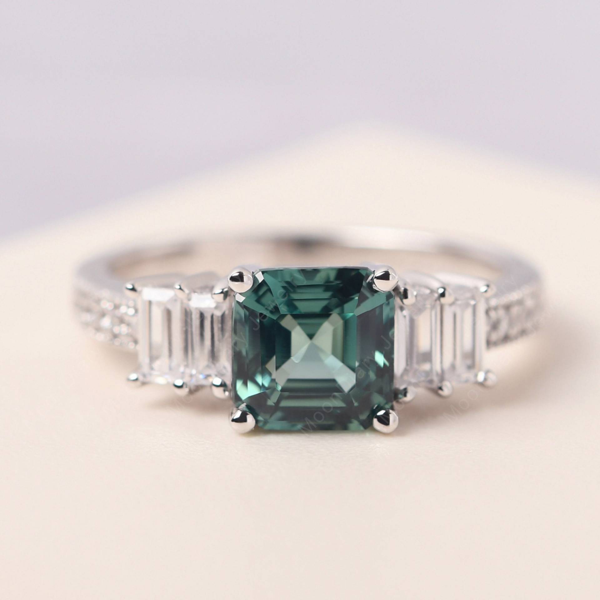 Asscher Schnitt Grüner Saphir Ring Baguette Seitenstein Sterling Silber Jahrgang Milgrain Asscher Schnitt Grüner Saphir Ring Baguette Seitenstein Sterling Silber Jahrgang Milgrain von MoonDiaryJewelry