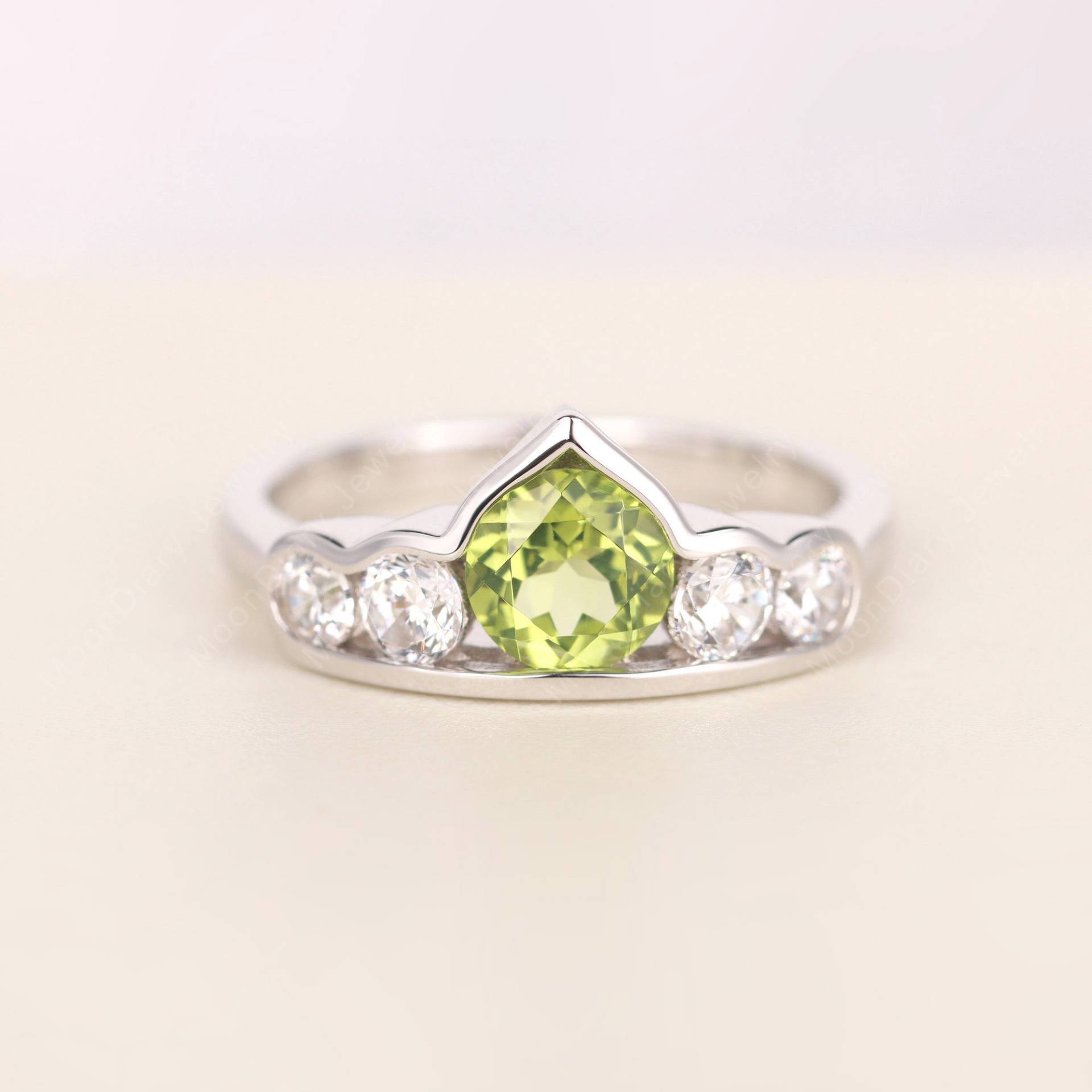 August Geburtsstein Runde Geschnitten Natürliche Peridot Aussage Ring Sterling Splitter Handgemachte Einzigartige Vintage Verlobungsring von MoonDiaryJewelry