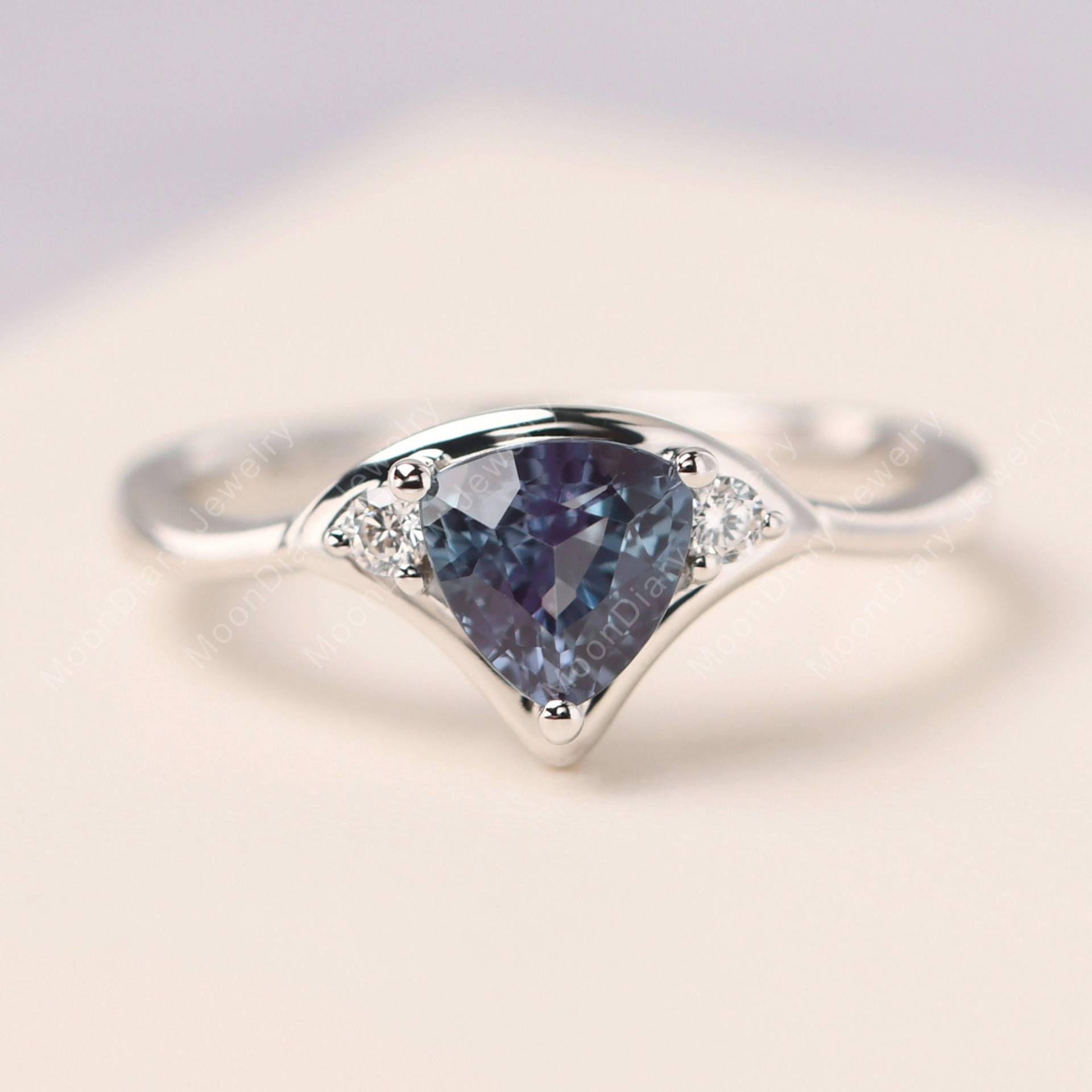Billion Cut 1.0 Karat Alexandrit Gingkoblatt Verlobungsring Silber Minimalist Juni Geburtsstein Ring Billion Cut 1.0 Karat Alexandrit Gingkoblatt Verlobungsring Silber Minimalist Juni Geburtsstein Ring von MoonDiaryJewelry