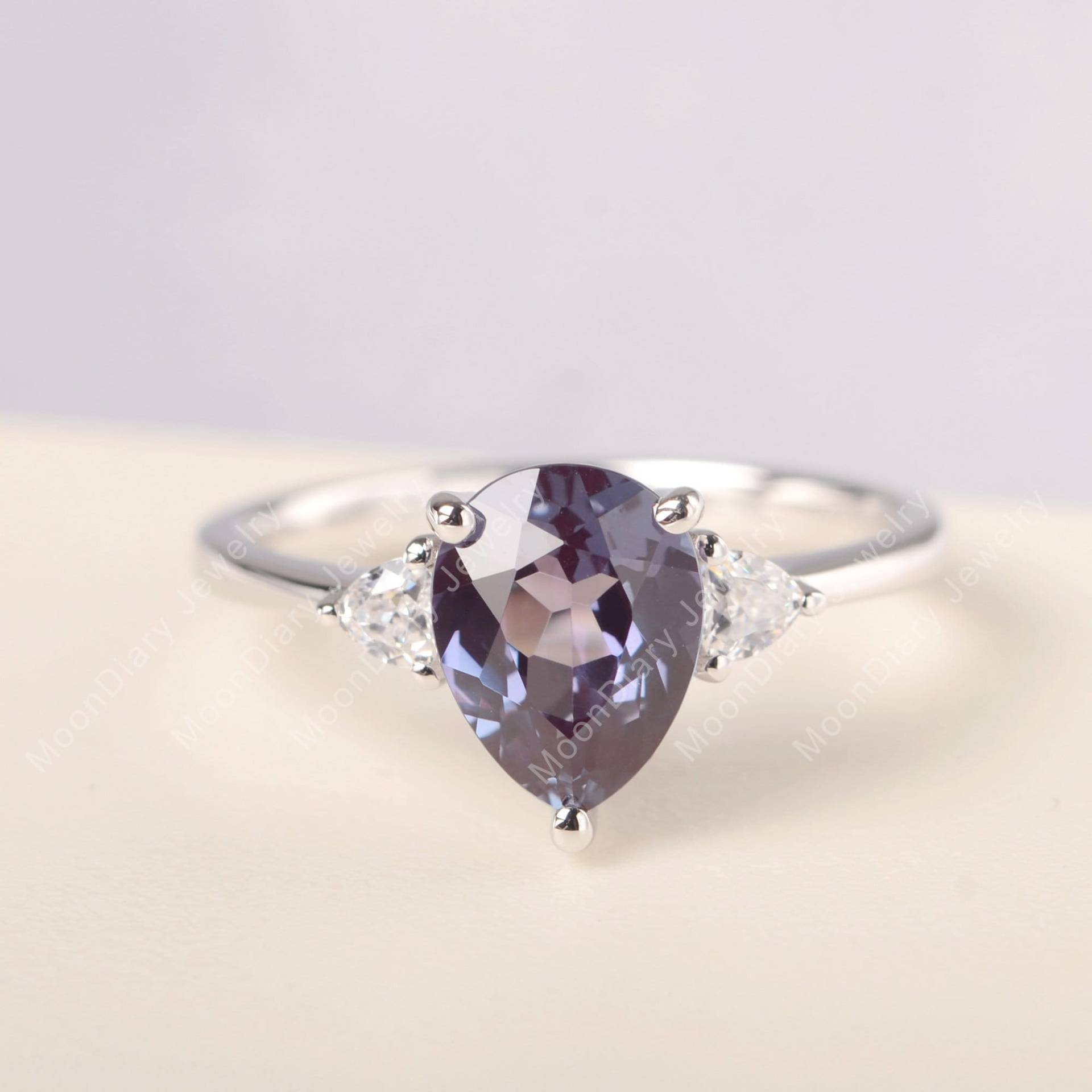 Birne Geschnitten Alexandrit Verlobungsring Sterling Silber Farbe Ändern Edelstein Juni Birhtstone von MoonDiaryJewelry