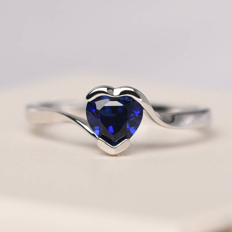 Blauer Saphir Statementring 14K Weißgold Halbe Lünette Set Bypass Ring September Geburtsstein von MoonDiaryJewelry