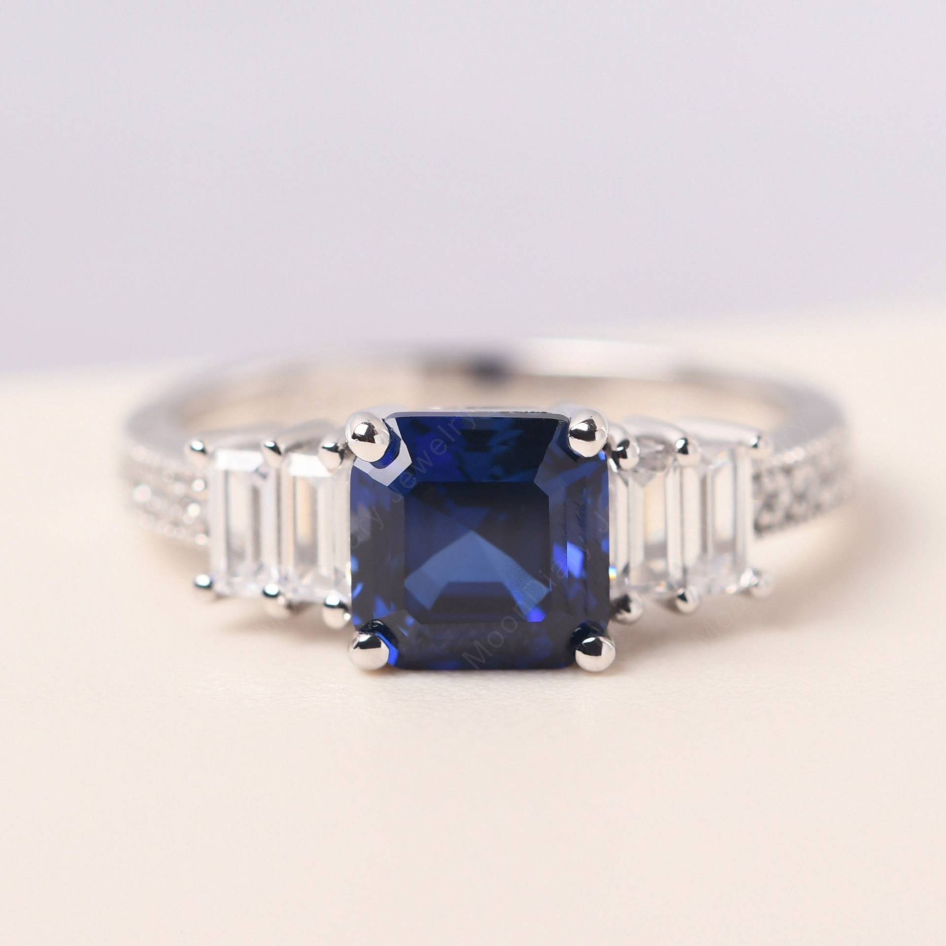 Blauer Saphir Statement Ring Baguette Cut Seitensteine Asscher September Geburtsstein von MoonDiaryJewelry