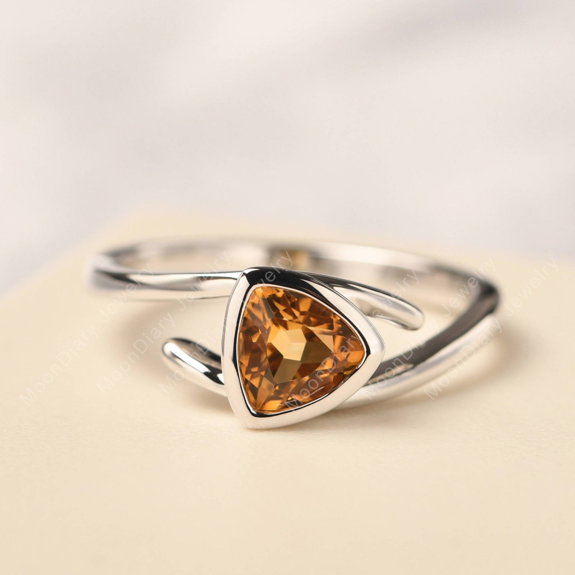 Citrin November Geburtsstein Ring Zarter Verlobungsring Massivem Silber Trillion Schliff Gelber Edelstein Citrin November Geburtsstein Ring Zarter Verlobungsring Massivem Silber Trillion Schliff Gelber Edelstein von MoonDiaryJewelry
