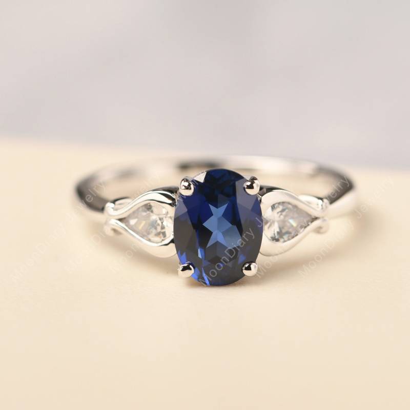 Dunkelblauer Saphir Filigraner Ring Oval Verlobungsring Mit Birnen Seitensteinen September Geburtsstein von MoonDiaryJewelry