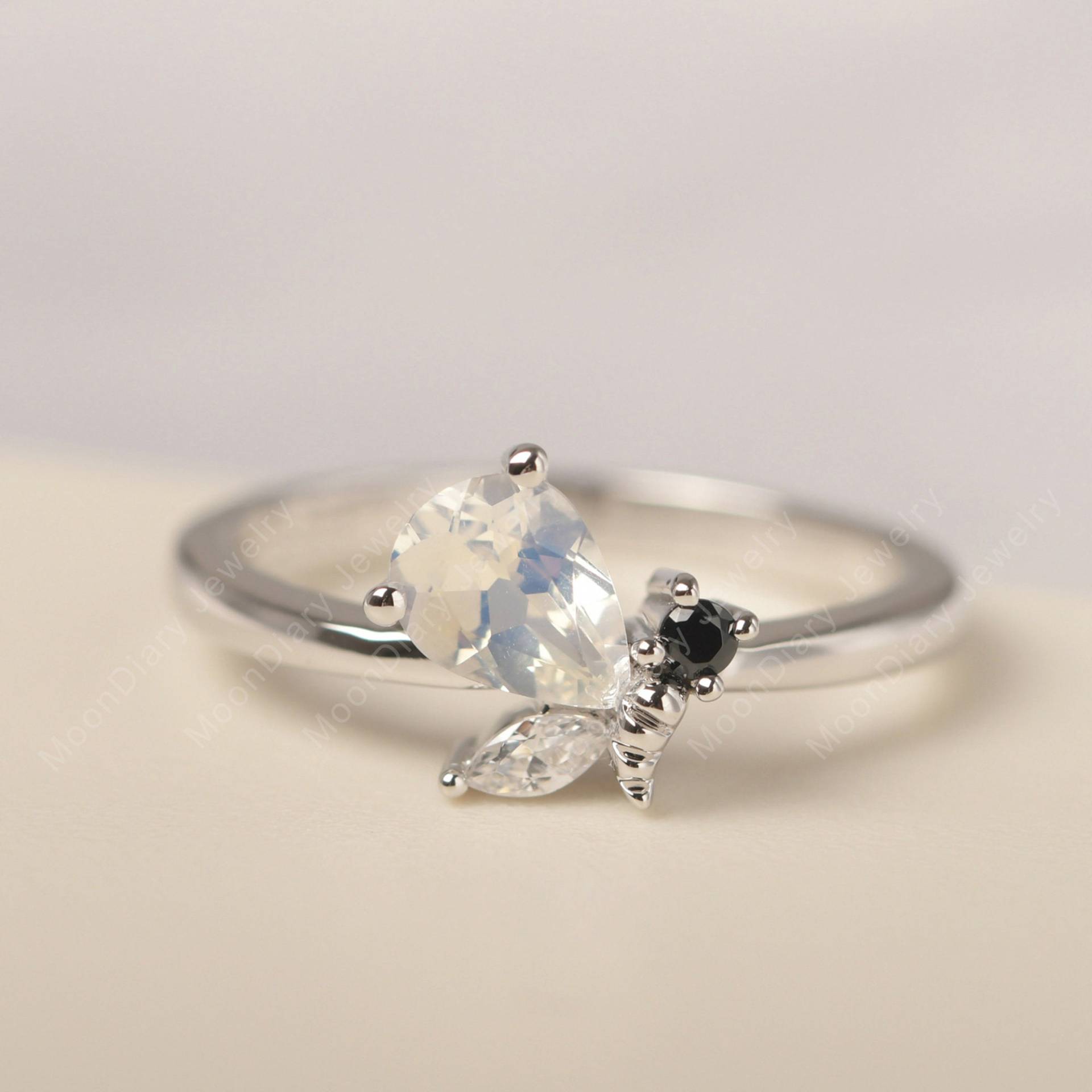 Echte Natürliche Blaue Mondstein Hochzeit Ring Solide Silber Honig Biene Insekt Birne Geschnitten Edelstein Lustige Geschenke von MoonDiaryJewelry