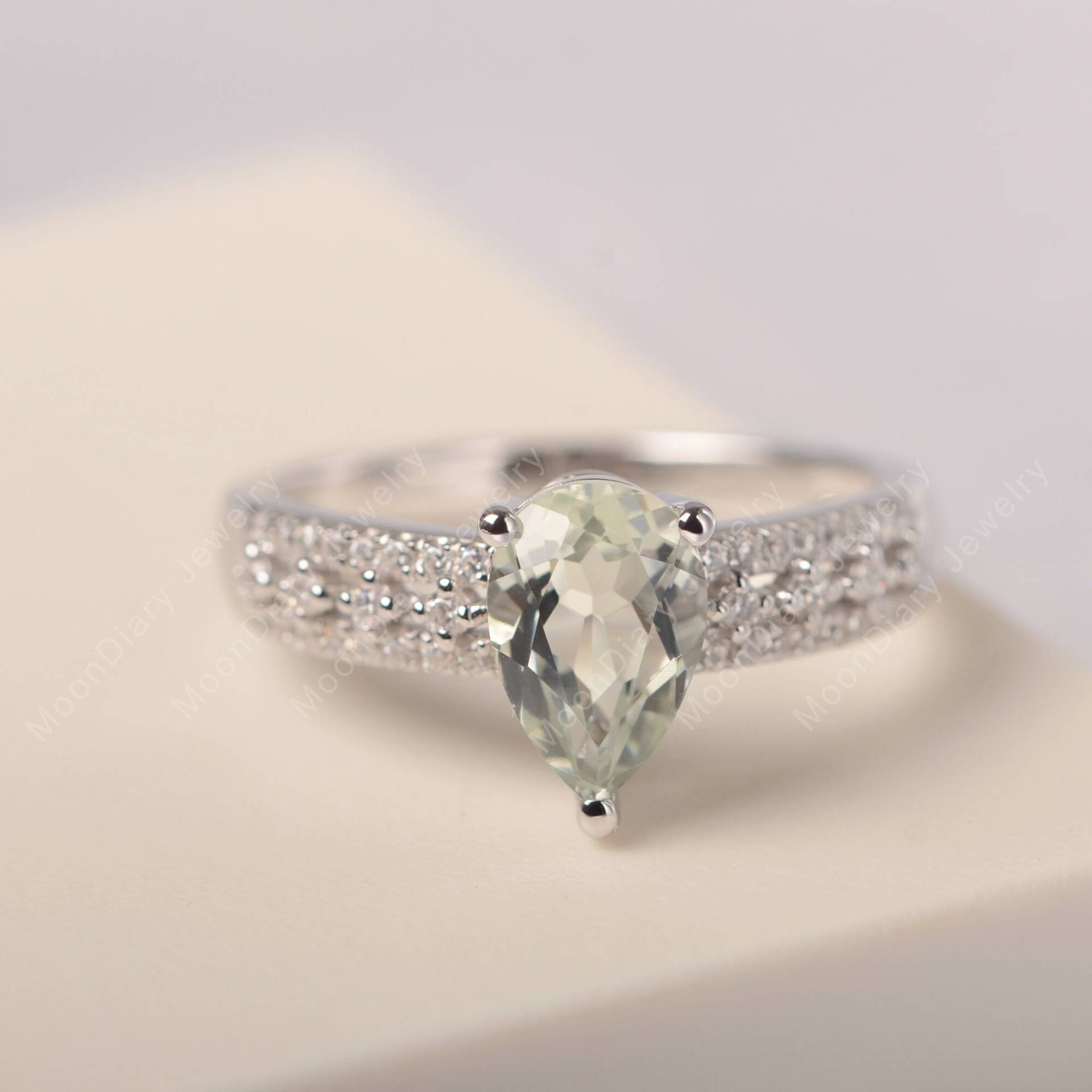 Echte Natürliche Grün Amethyst Verlobungsring Solid Gold Tropfen Grüne Edelstein Handgemachte Benutzerdefinierte Beste Freundringe Echte Natürliche Grün Amethyst Verlobungsring Solid Gold Tropfen Grüne Edelstein Handgemachte Benutzerdefinierte Beste Freundringe von MoonDiaryJewelry