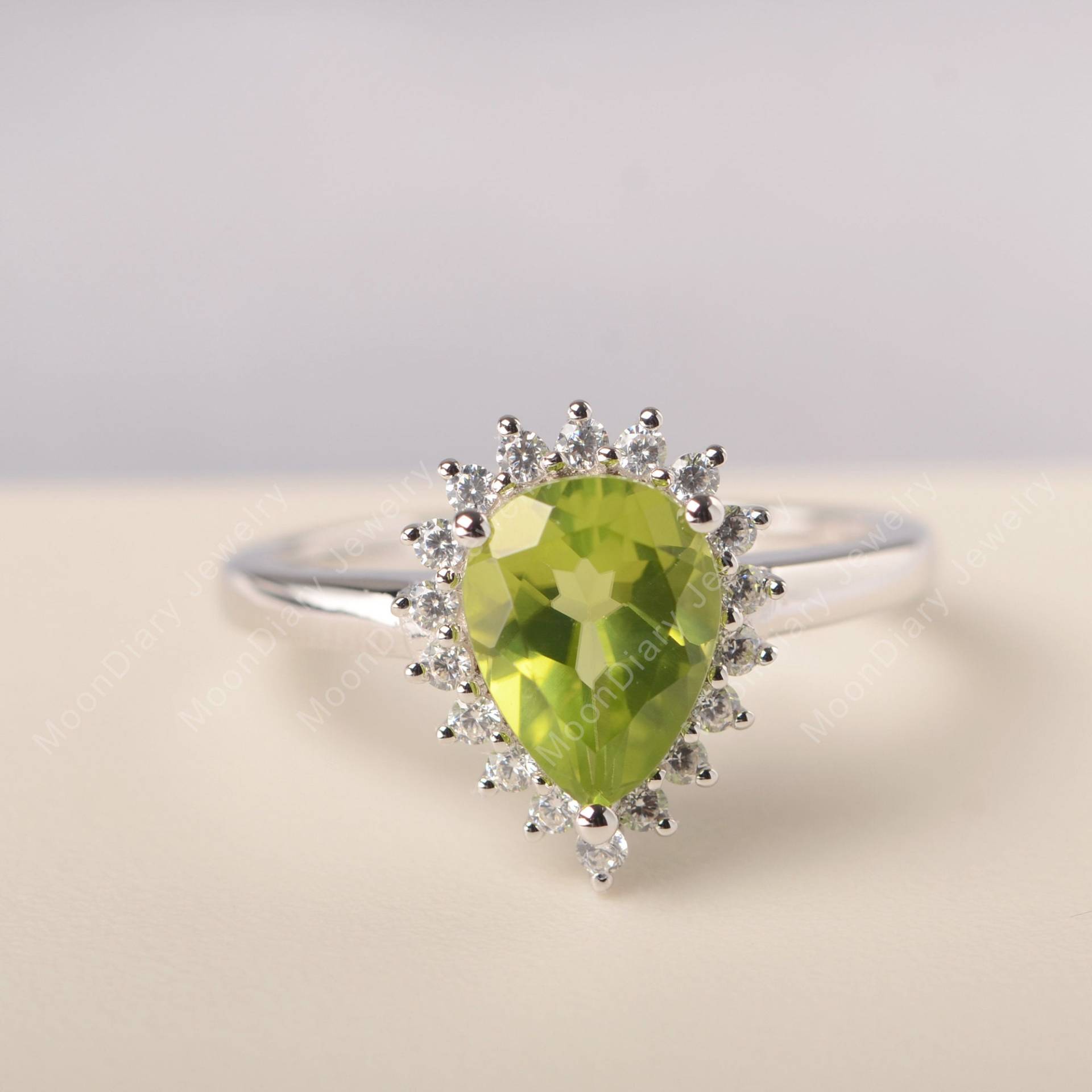 Echte Natürliche Peridot Verlobungsring Solide Weiß Gold Wasser Tropfen Geformt August Geburtsstein Halo Cocktail-Ring von MoonDiaryJewelry