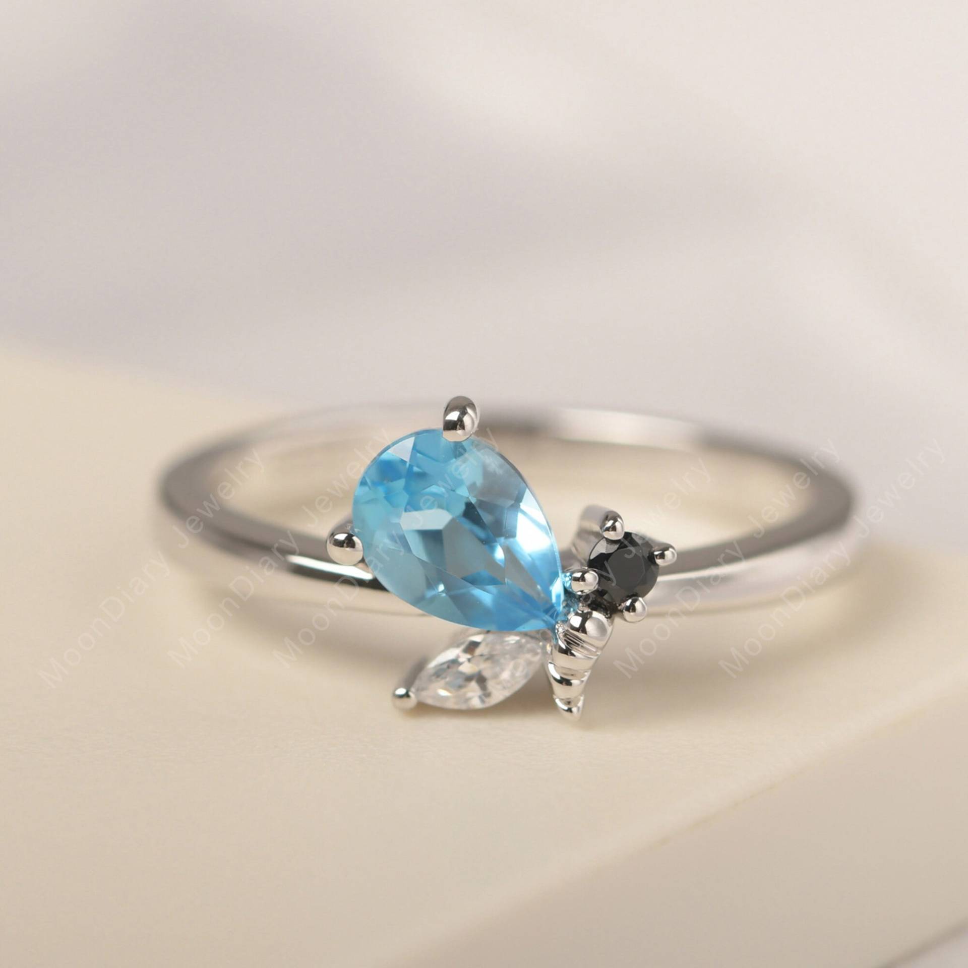 Echte Schweizer Blau Topas Aussage Ring Solide Weiß Gold Birne Geschnitten Edelstein November Geburtsstein Einzigartige Bienenring von MoonDiaryJewelry