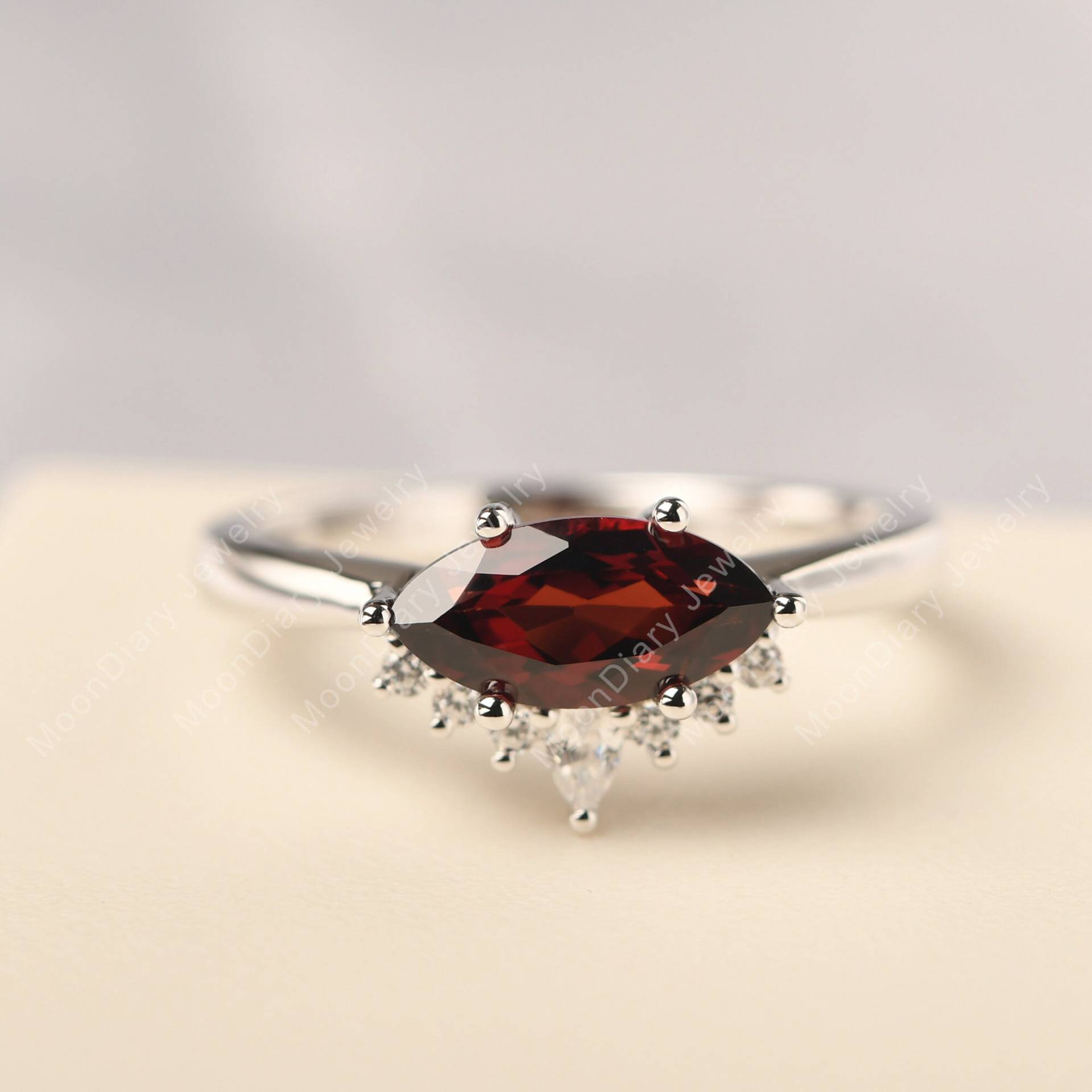 Echter Granat Tiara Ring Marquiseschliff Verlobungsring Massiv Silber Rot Edelstein Januar Geburtsstein von MoonDiaryJewelry