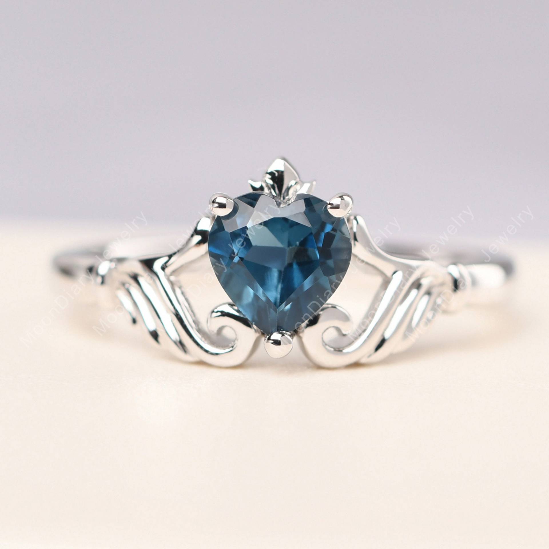 Echter London Blauer Topas Claddagh Verlobungsring 14K Weiß Gold November Geburtsstein Ring von MoonDiaryJewelry