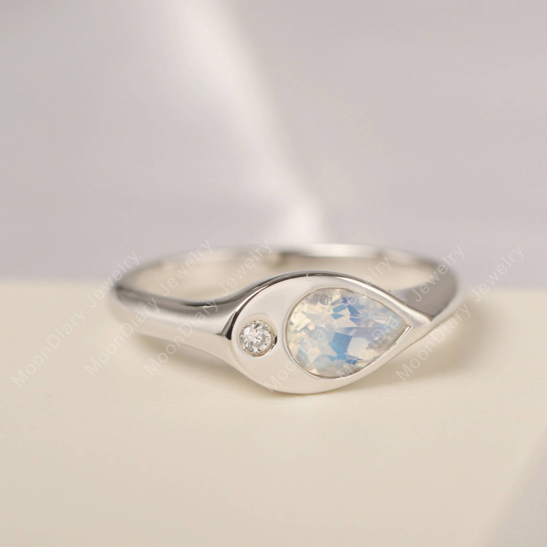 Echter Natürlicher Blauer Mondstein Signet Ring Erschwinglicher Sterling Silber Versprechensring Lünette Set Juni Geburtsstein von MoonDiaryJewelry