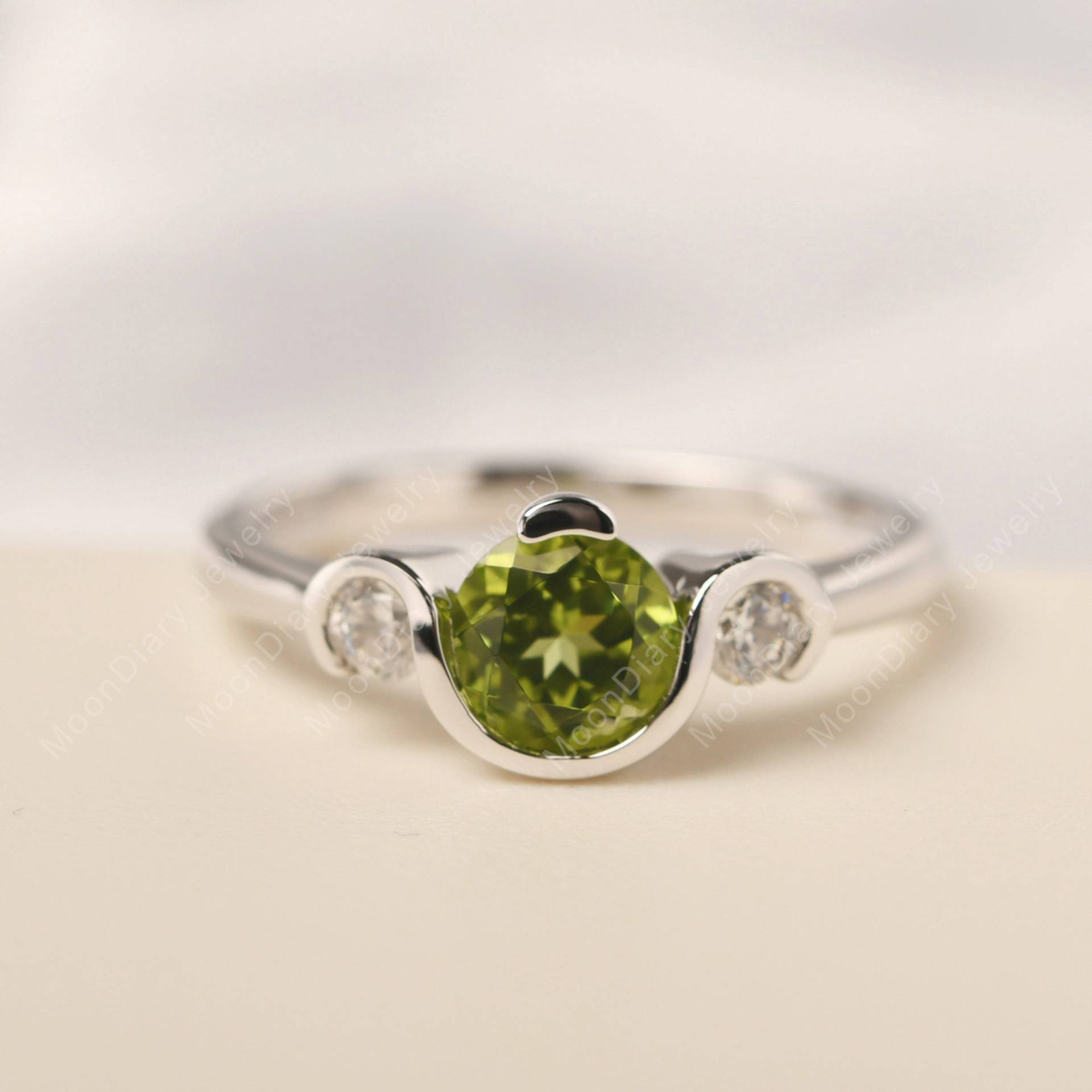 Echter Peridot Verlobungsring Silber Rund Geschliffen Grüner Stein August Geburtsstein Ring von MoonDiaryJewelry