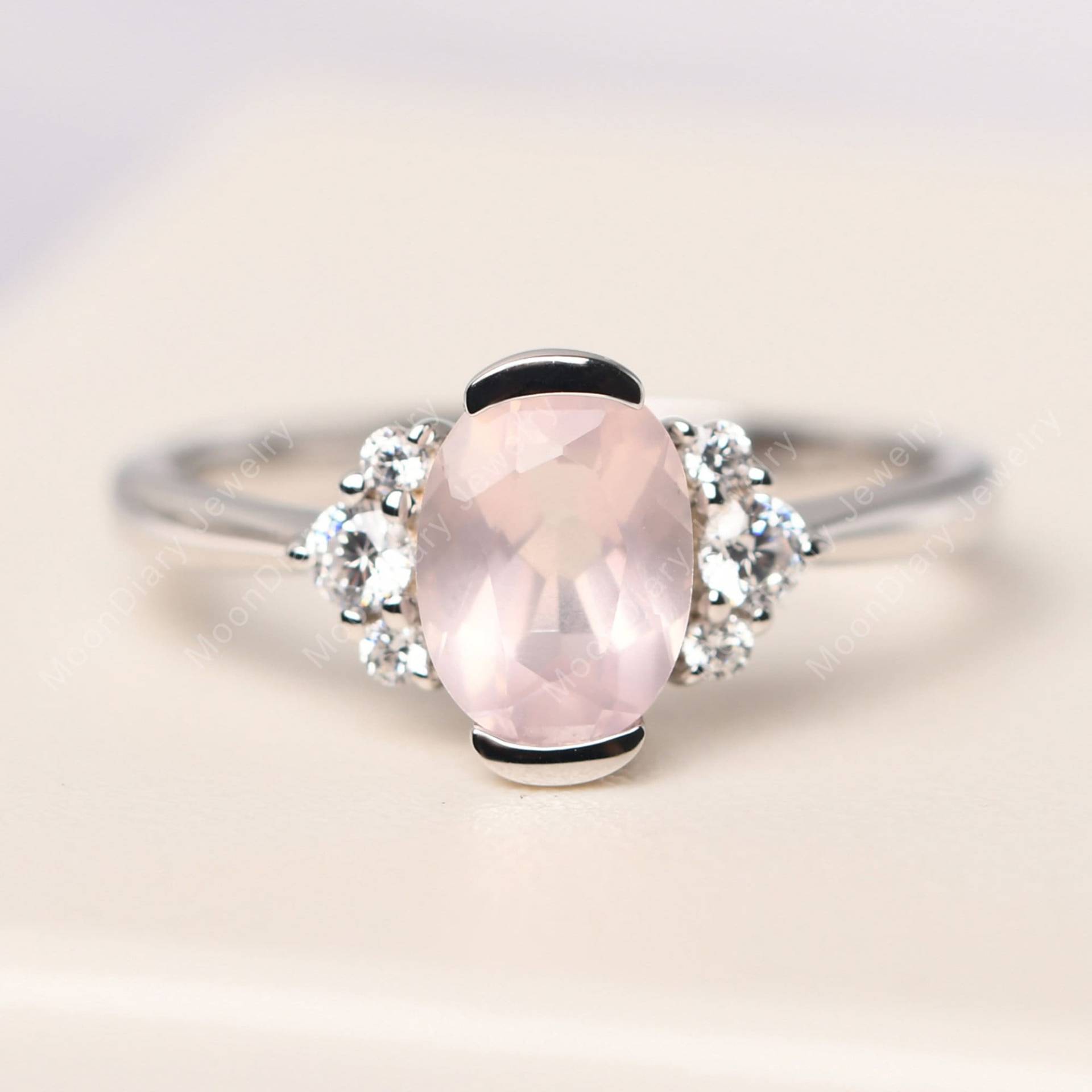 Echter Rosenquarz Verlobungsring Halb Lünette Set Oval Geformt 6x8 Mm Rosa Quarz Statement Ring von MoonDiaryJewelry