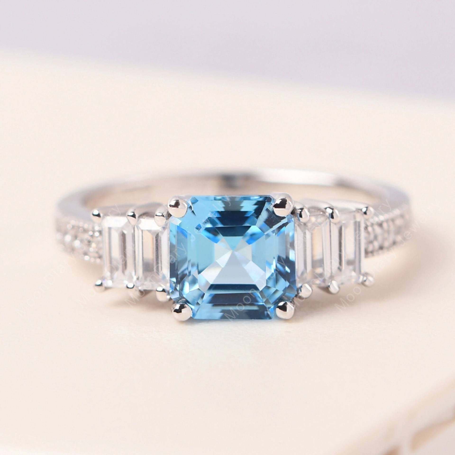 Echter Schweizer Blautopas Jubiläumsring Baguette Seitenstein Asscher Schnitt Silber Vintage November Geburtsstein Ring Echter Schweizer Blautopas Jubiläumsring Baguette Seitenstein Asscher Schnitt Silber Vintage November Geburtsstein Ring von MoonDiaryJewelry