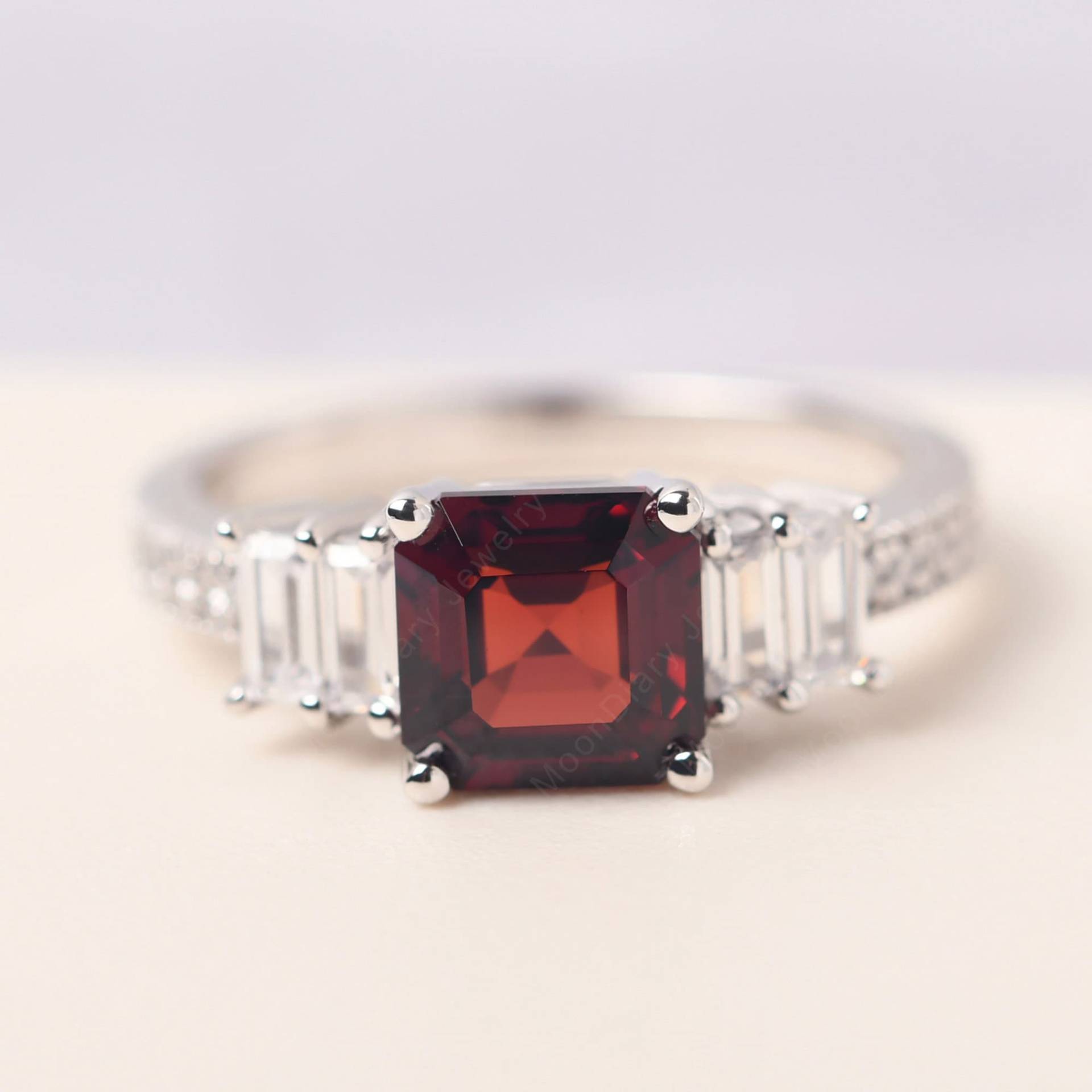 Einzigartige 2.5 Karat Granat Verlobungsring Asscher Schnitt Jahrgang Weißgold Jahrestagsring Januar Geburtsstein Einzigartige 2.5 Karat Granat Verlobungsring Asscher Schnitt Jahrgang Weißgold Jahrestagsring Januar Geburtsstein von MoonDiaryJewelry