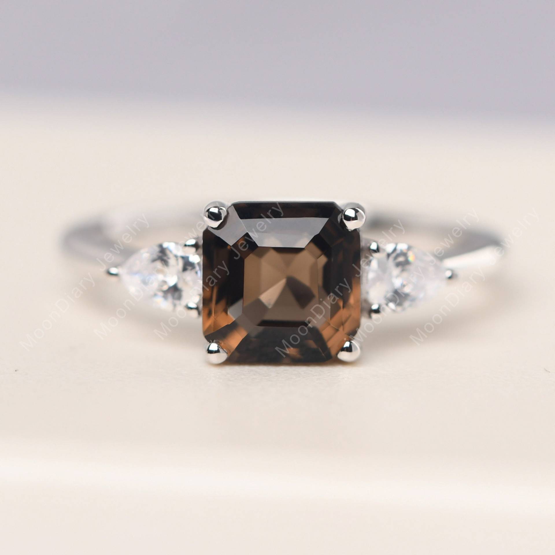 Einzigartiger Rauchquarz Cocktailring Aus Sterlingsilber Im Asscherschliff Einzigartiger Rauchquarz Cocktailring Aus Sterlingsilber Im Asscherschliff von MoonDiaryJewelry