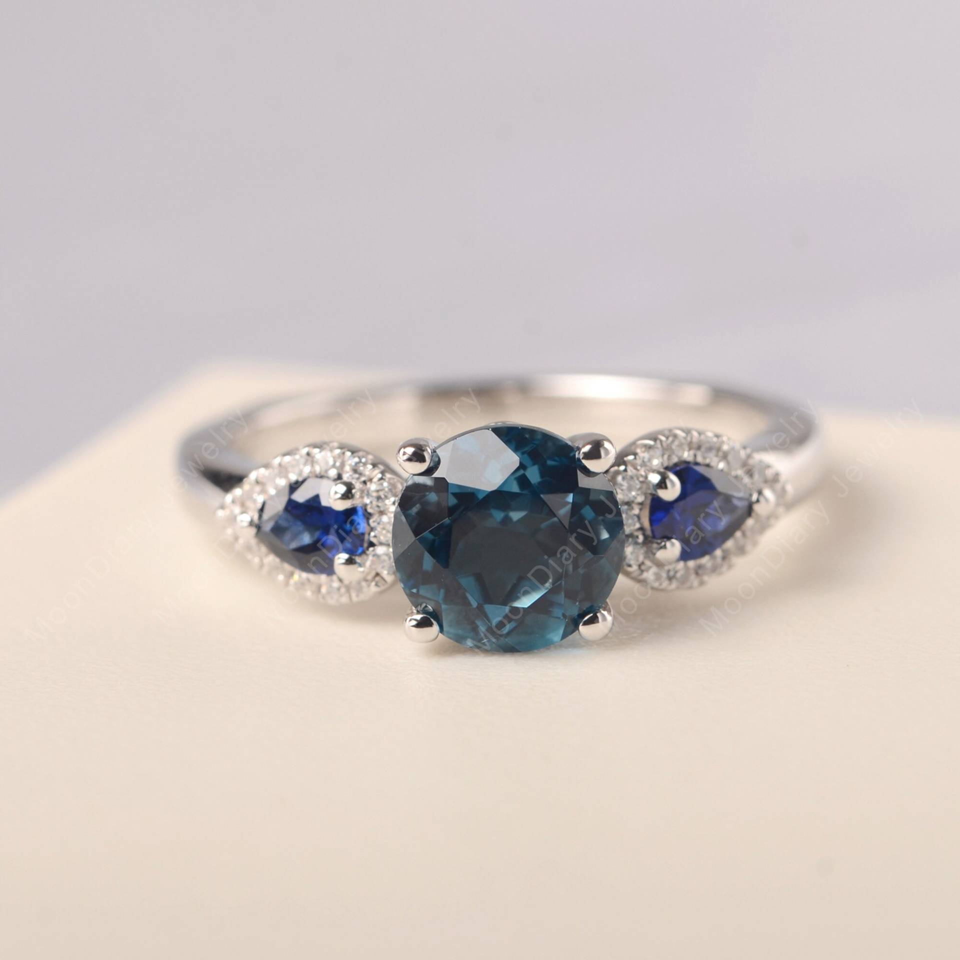 Familie Geburtsstein Ring Echte London Blau Topas Cocktail Party Sterling Silber November Abschluss Geschenke von MoonDiaryJewelry